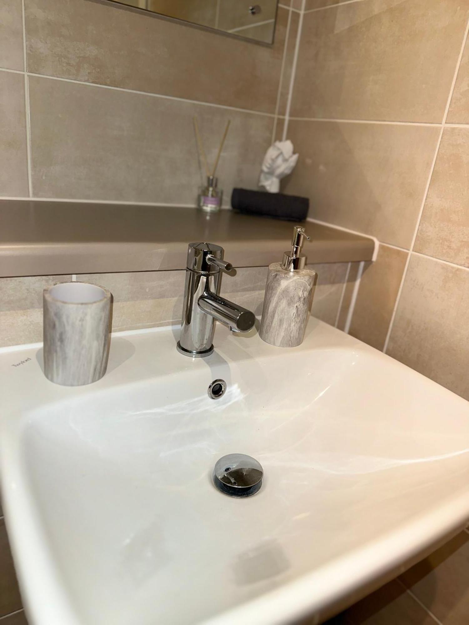 Luxury 2-Bed High-Rise In Manchester With Parking Esterno foto
