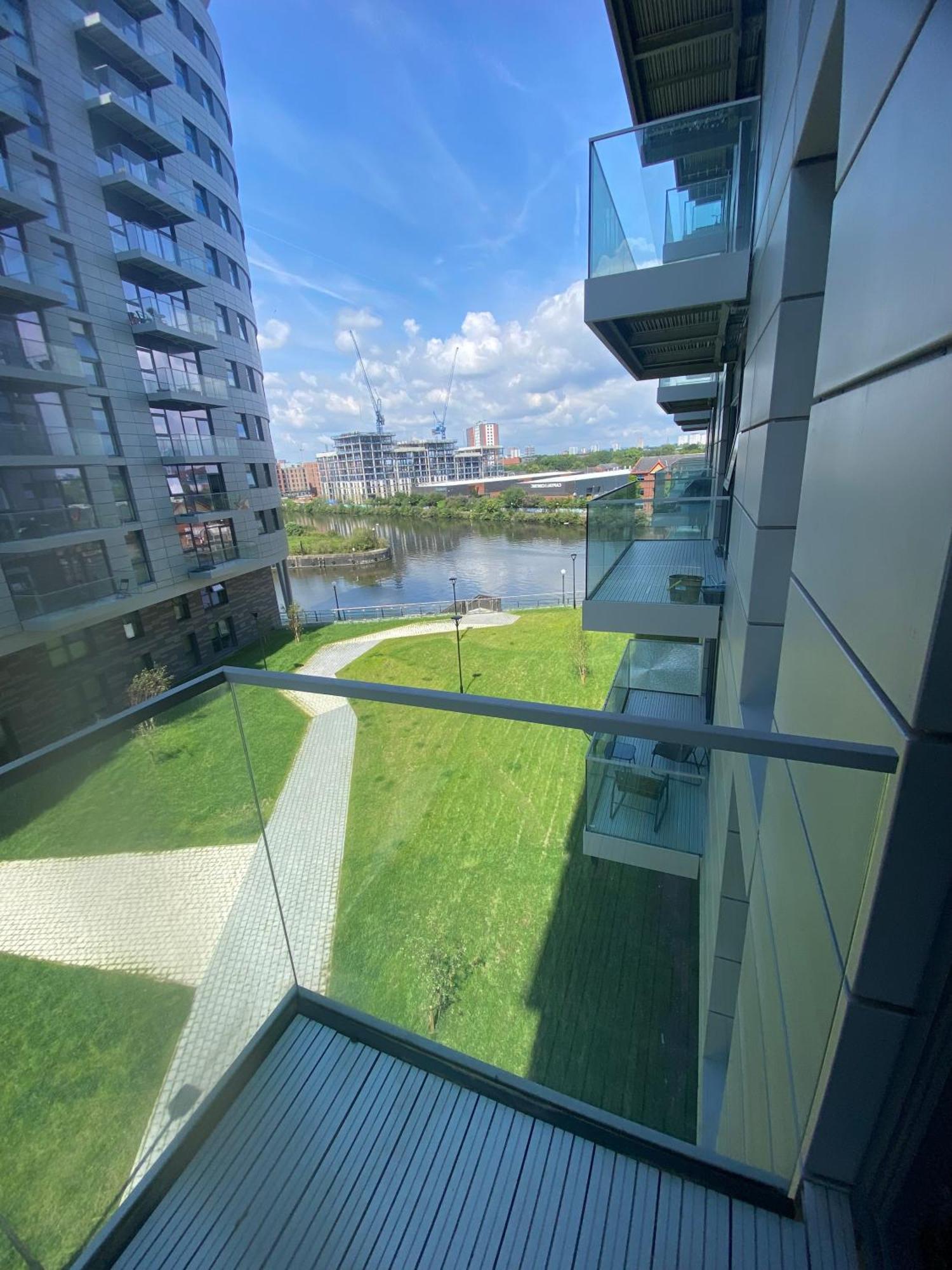Luxury 2-Bed High-Rise In Manchester With Parking Esterno foto